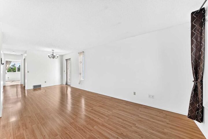 Property Photo:  18 Erin Ridge Court SE  AB T2B 3B2 
