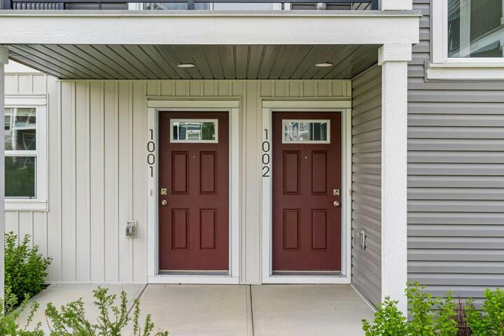 Property Photo: 24 Rivercrest Drive 1002 AB T4C 2C8