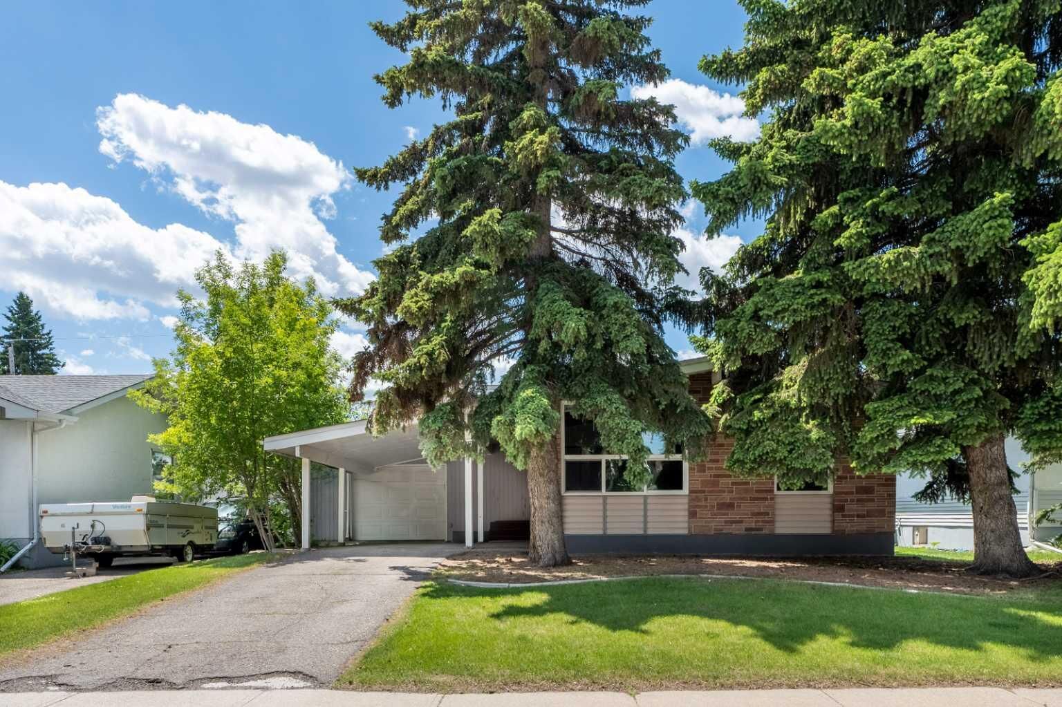 Property Photo:  77 Winslow Crescent SW  AB T3C 2R3 