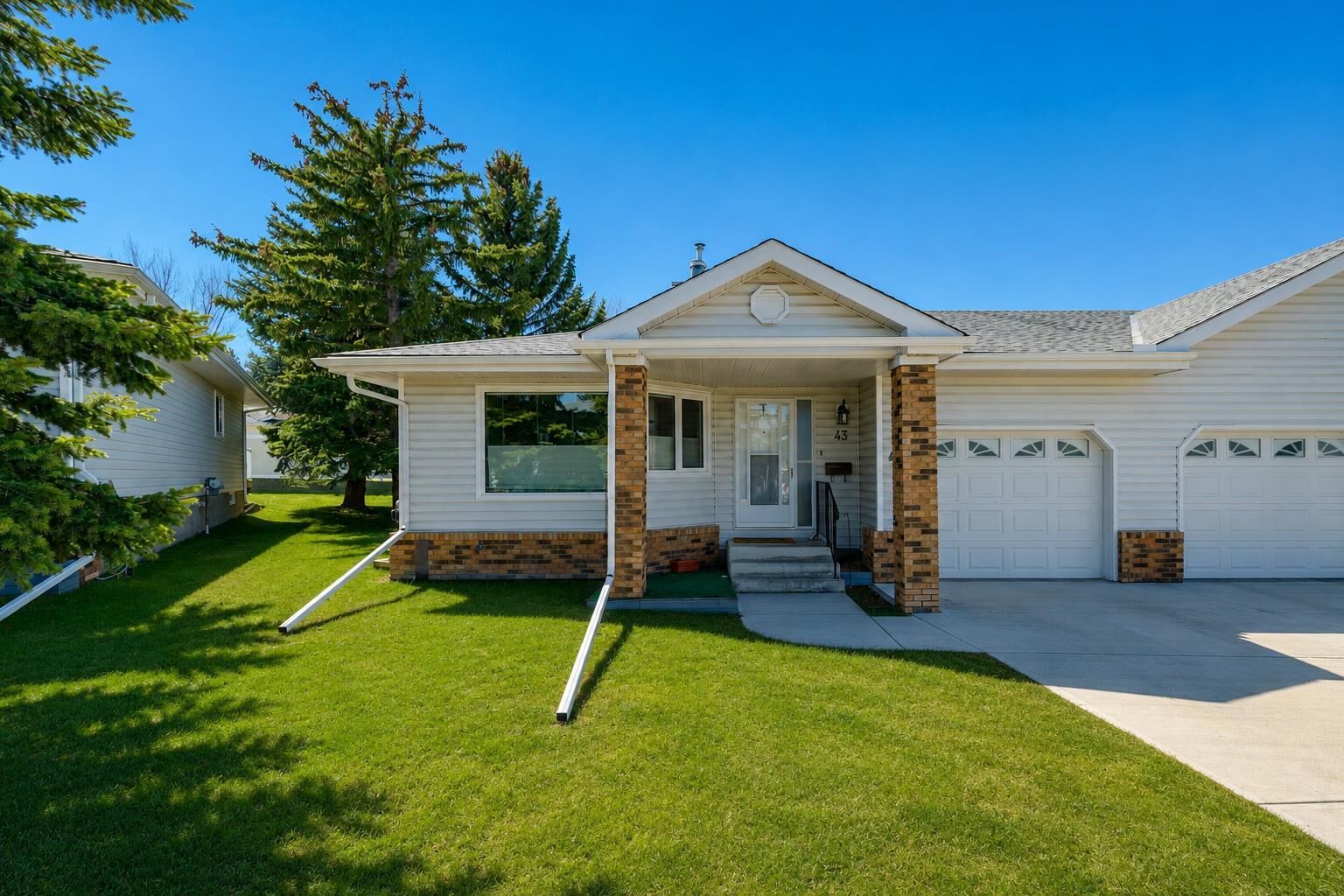 Property Photo:  43 Macewan Park Heights NW  AB T3K 3W6 