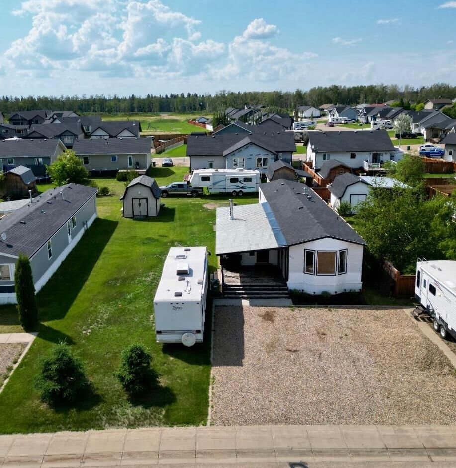 Property Photo: 10414 Homestead Way AB T0H 2H0
