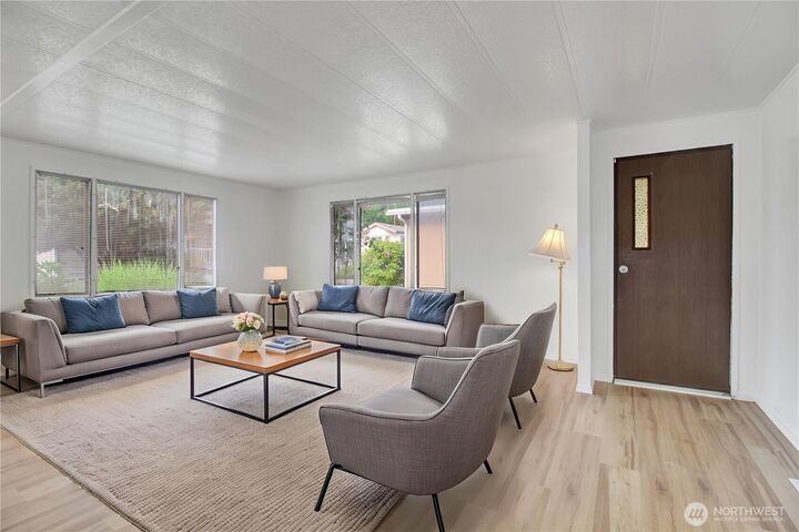 Property Photo:  5001  180th Street SW 10  WA 98037 