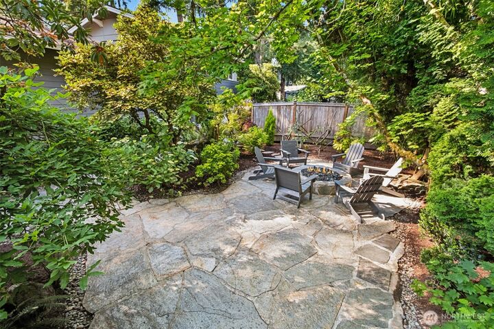 Property Photo:  501 SE Sycamore Place  WA 98027 