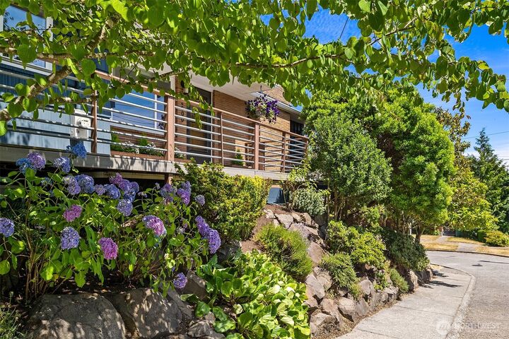 Property Photo: 2600 W Howe Street WA 98199