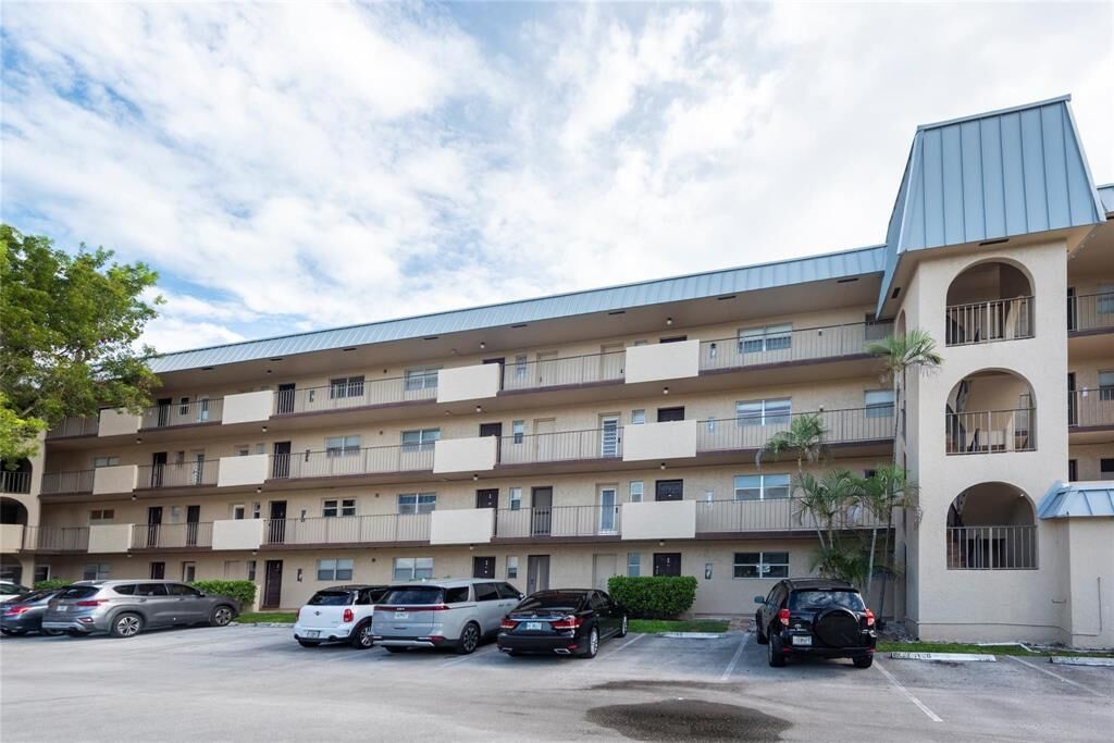 Property Photo:  6061 N Falls Cir Drive 402  FL 33319 