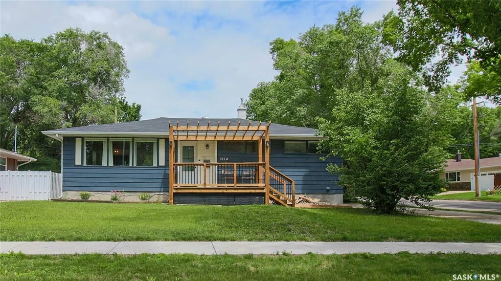Property Photo:  1912 Grant Drive  SK S4S 4V6 