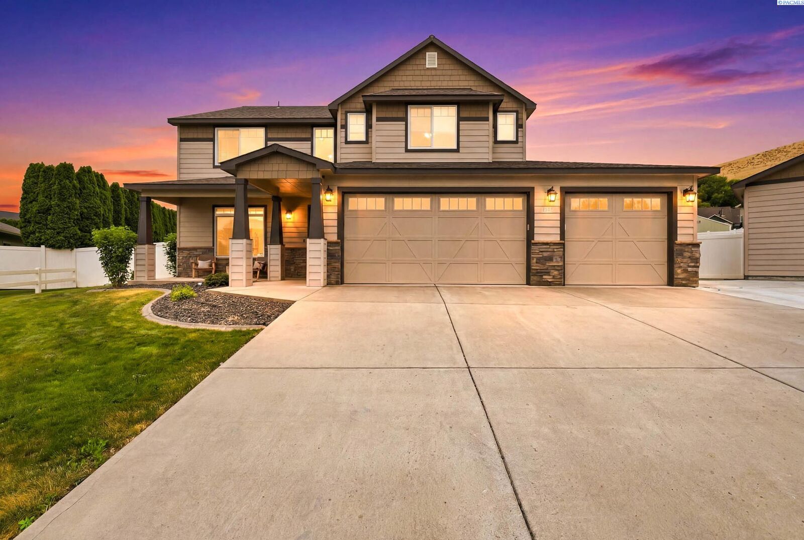 Property Photo:  4104 Wenview Ct.  WA 99353 