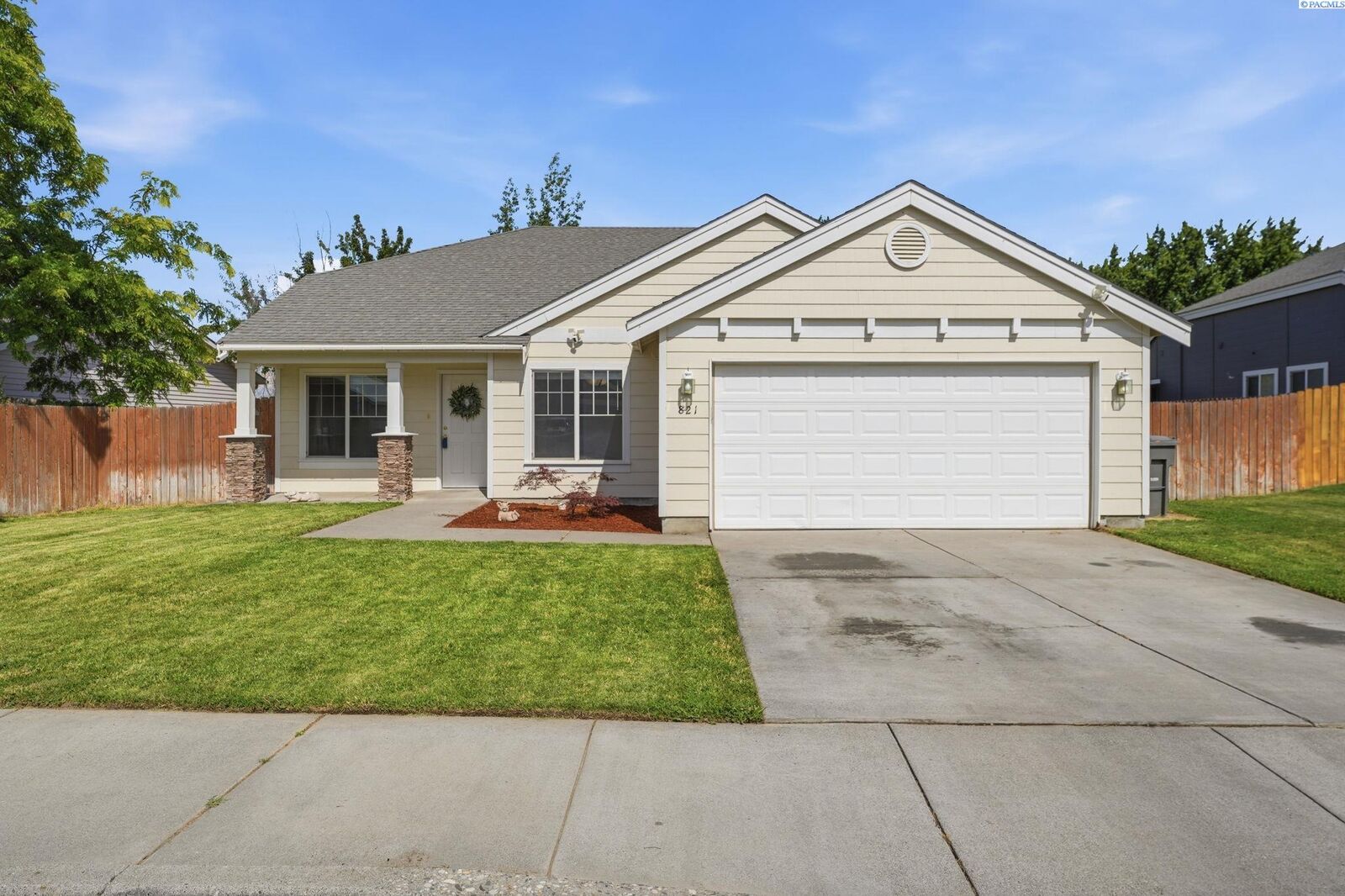 Property Photo:  821 S Tweedt St  WA 99336 