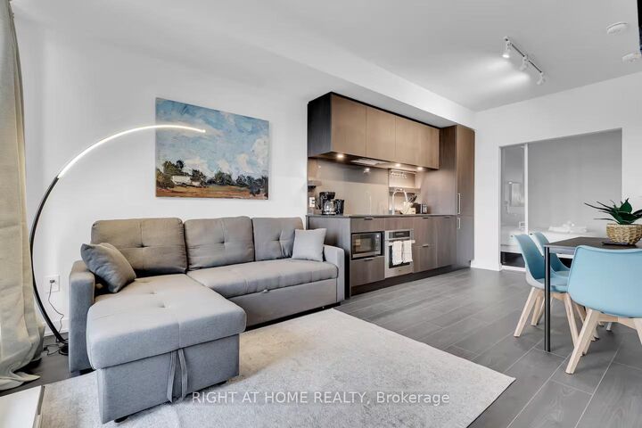 Property Photo: 28 Ann Street 223 ON L5G 0E1