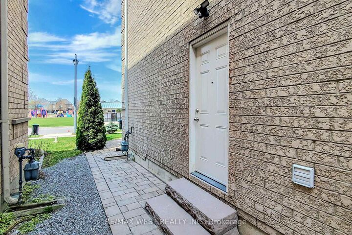 Property Photo:  179 Summerlyn Trail Basement Apartment  ON L3Z 0E2 