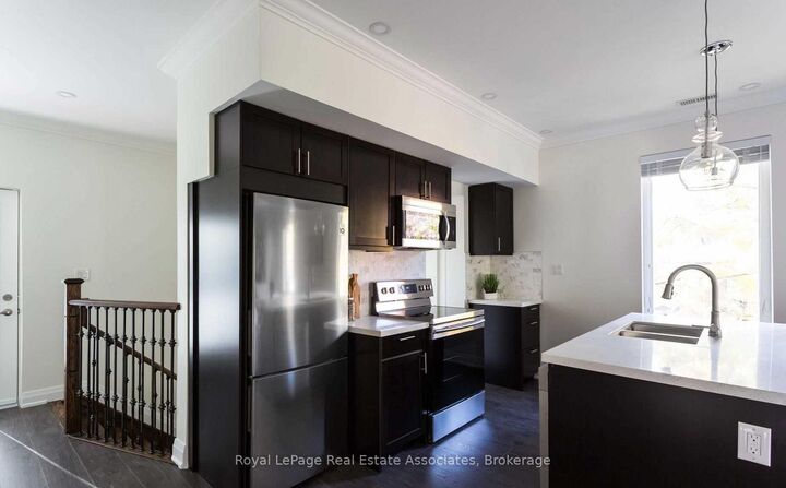 Property Photo:  61 Jerome Street 2nd Flr  ON M6P 1H8 