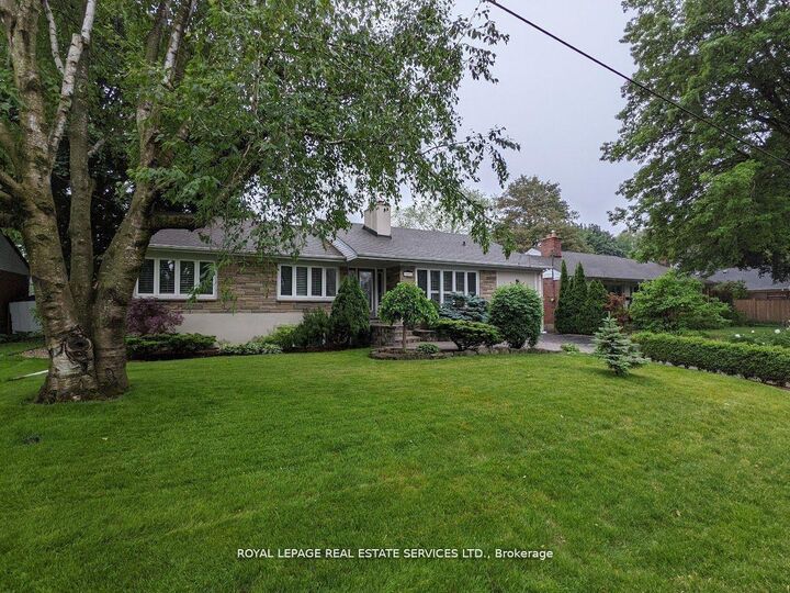 Property Photo: 1602 Lincolnshire Boulevard ON L5E 2S7