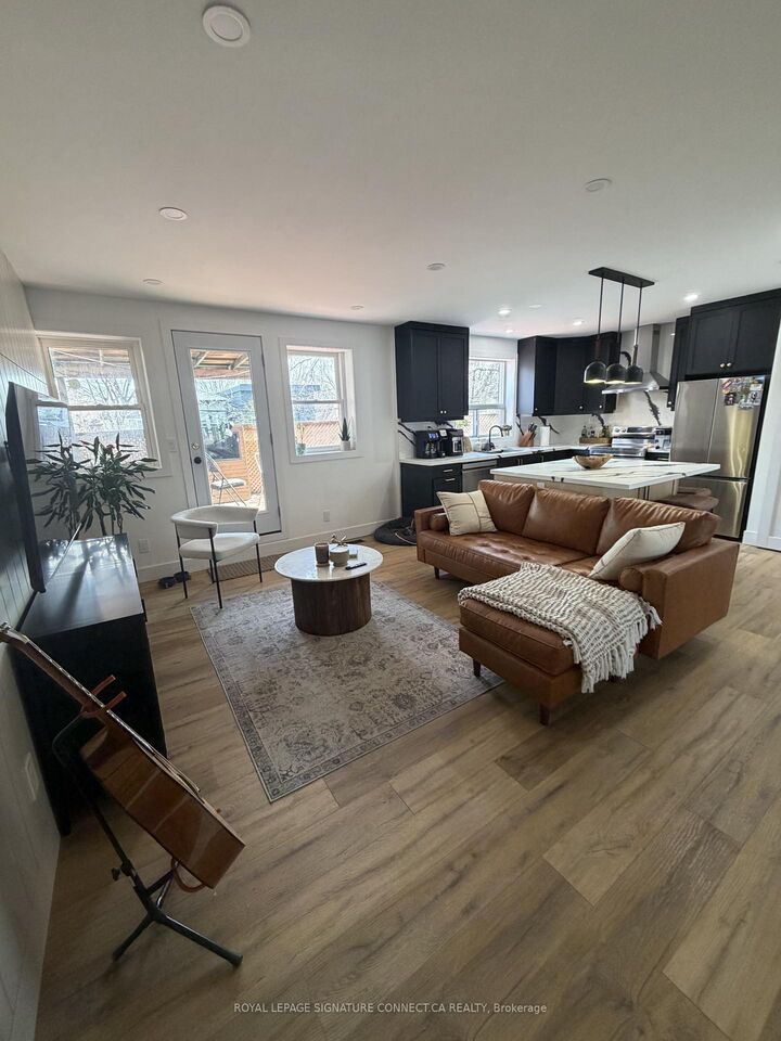 Photo de la propriété:  1167 Woodbine Avenue Upper  ON M4C 1C6 