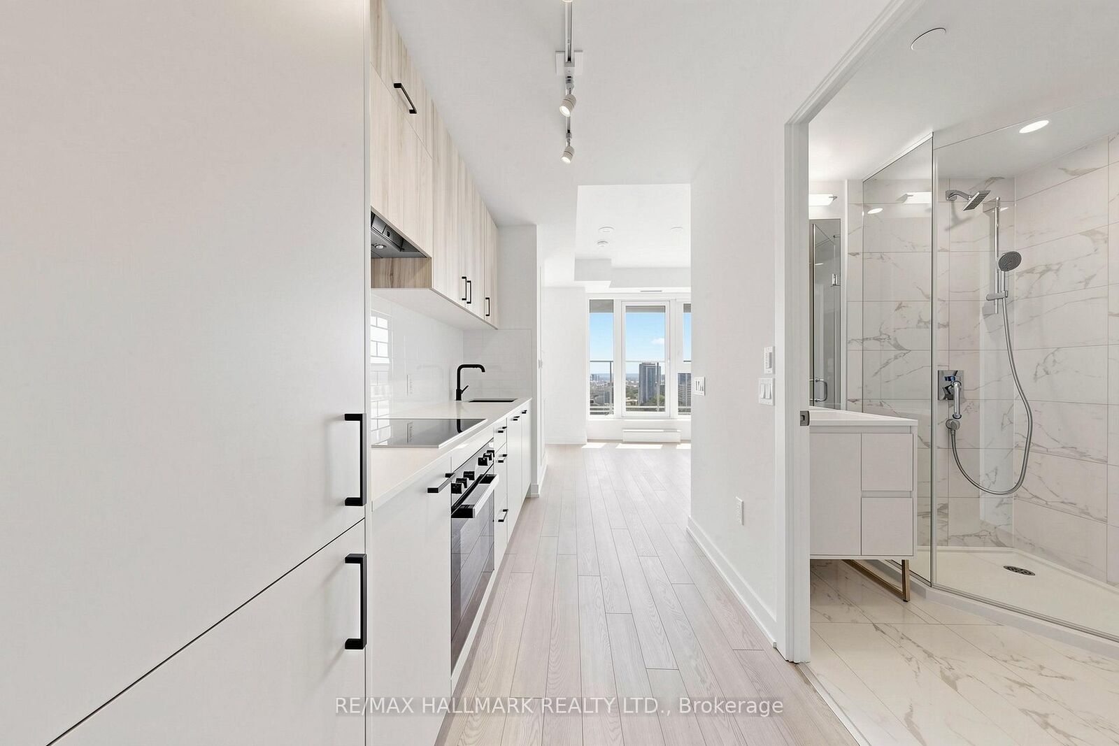 Property Photo:  5 Quarrington Lane 2706  ON M3C 0S5 
