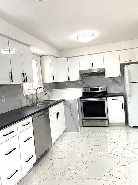 Property Photo:  2638 Sherhill Drive  ON L5J 3Z3 