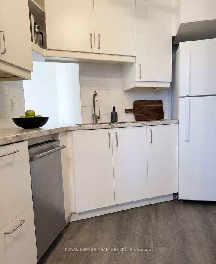 Property Photo: 2020 Jasmine Crescent 313 ON K1J 8K5