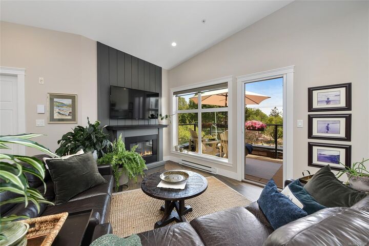Property Photo:  1494 Fairfield Rd #401  BC V8S 1E8 