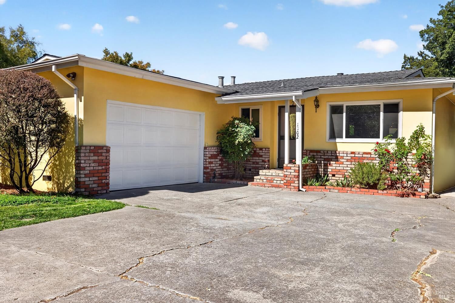 Property Photo:  1102 Burbank Avenue  CA 95407 