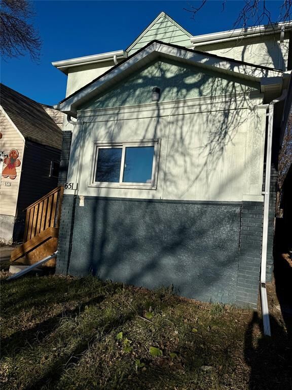 Property Photo:  651 Flora Avenue  MB R2W 2S4 