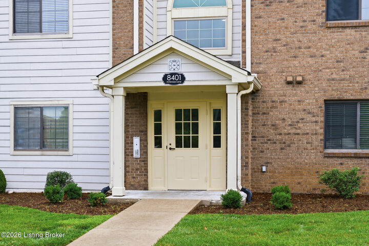 Property Photo: 8401 Ambrosse Ln 207 KY 40299