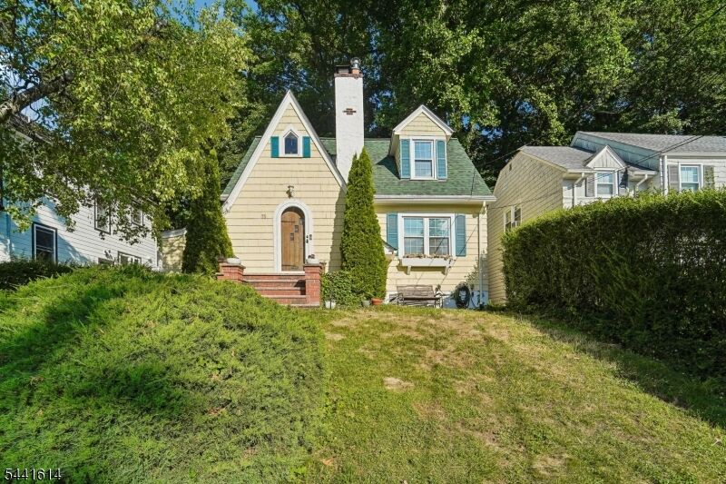 Property Photo:  75 Rollinson St  NJ 07052 