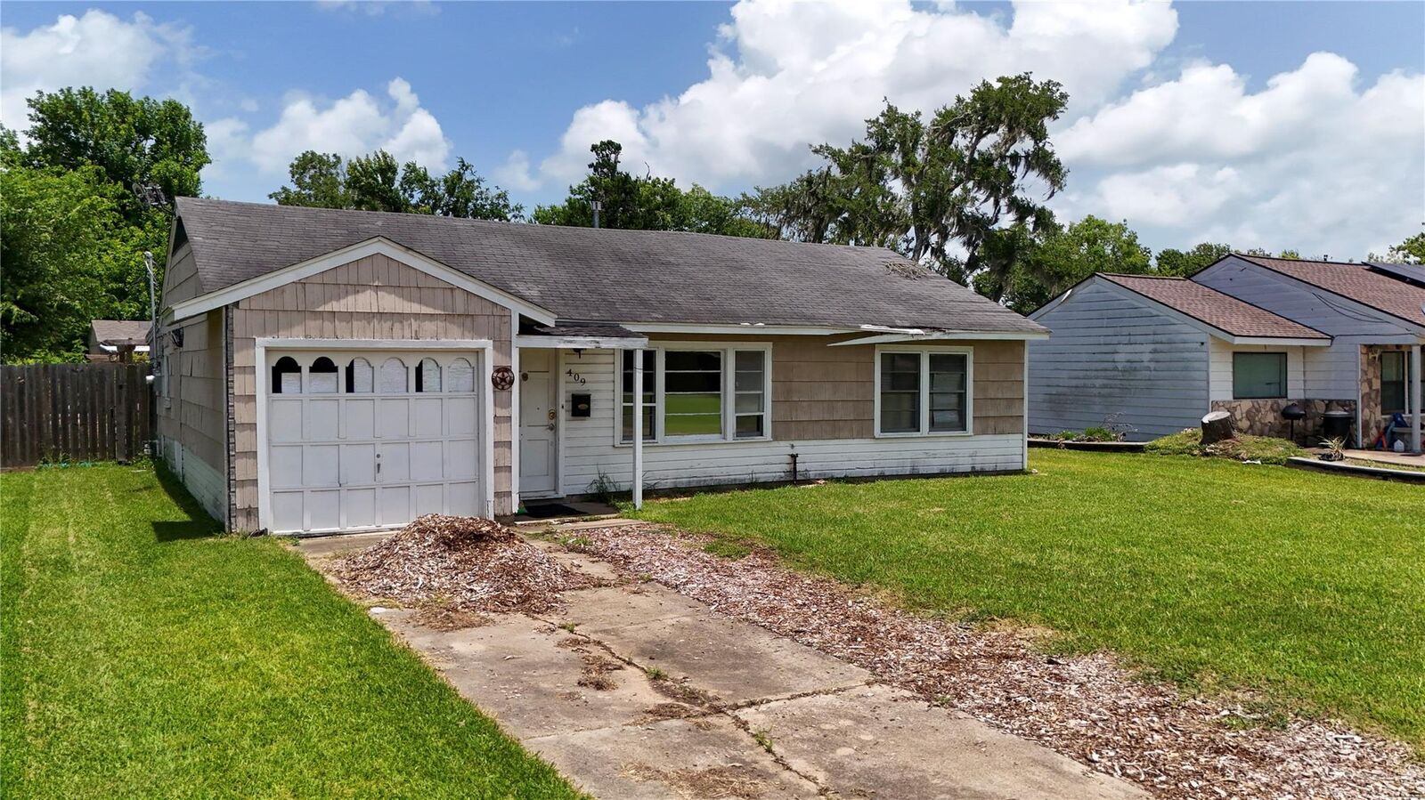 Property Photo: 409 Center Way TX 77566
