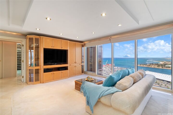 Property Photo: 425 South Street 3502 HI 96813
