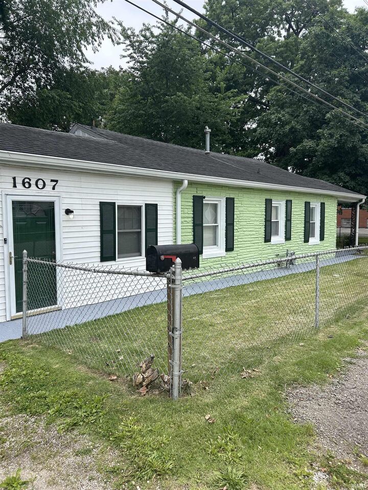 Property Photo:  1607 Keck Avenue  IN 47711 