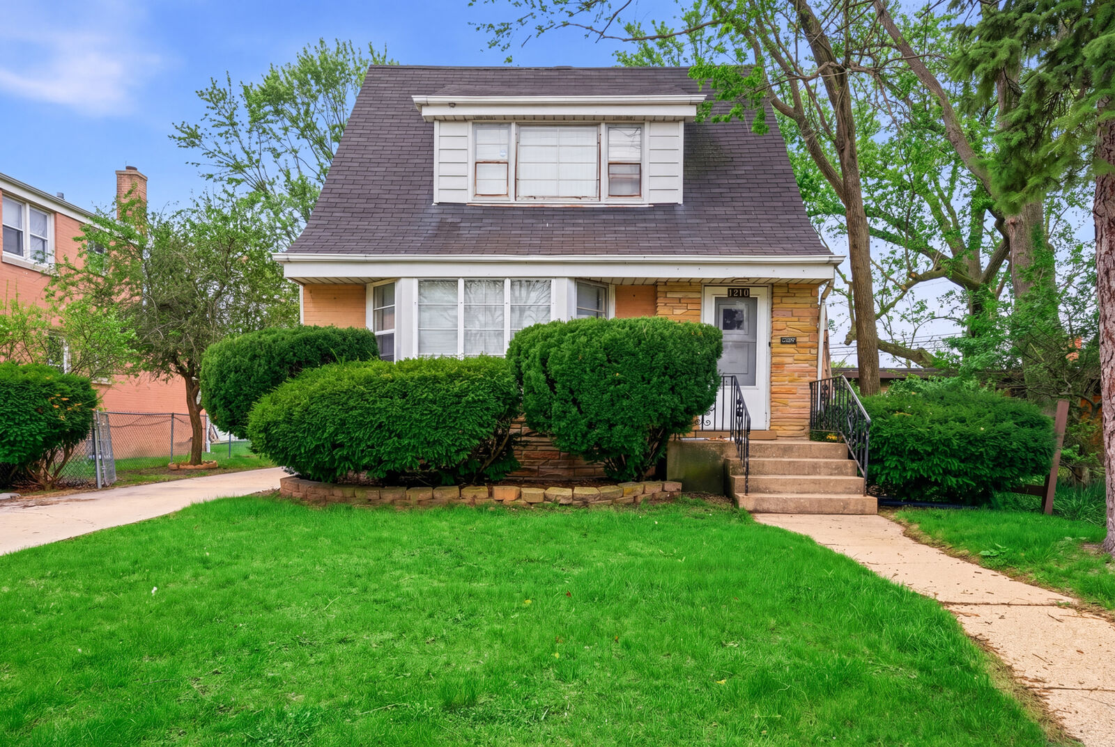 Property Photo: 1216 N Northwest Highway IL 60068