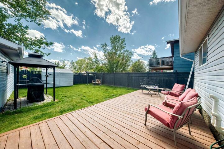 Property Photo: 325 Flett Drive NE AB T4B 1N1