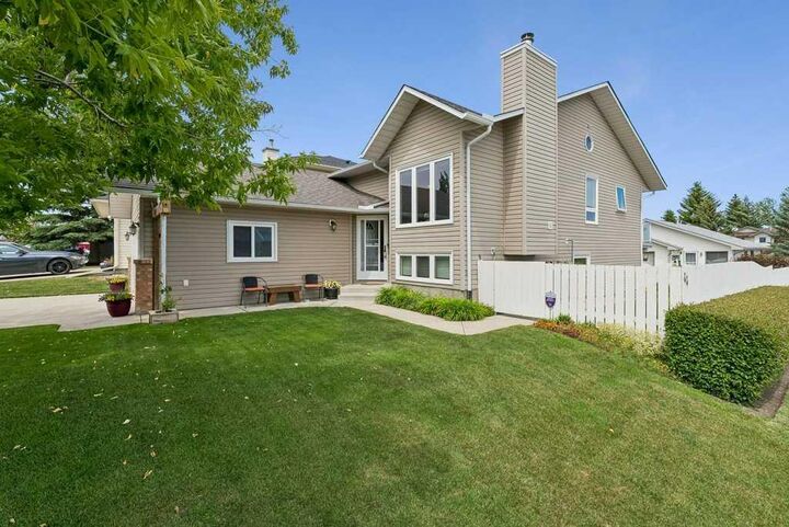 Property Photo:  44 Macewan Ridge Gate NW  AB T3K 3W2 