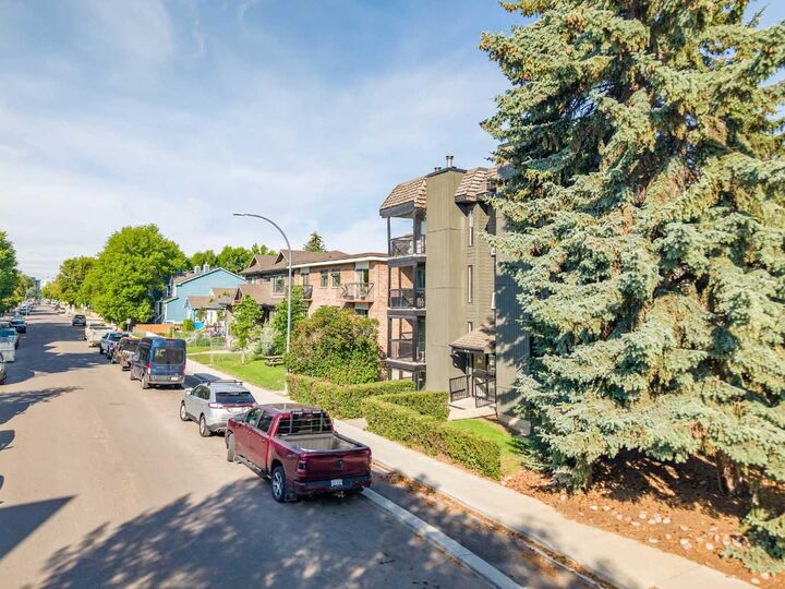 Property Photo:  624 2 Avenue NW 4  AB T2N 0E3 