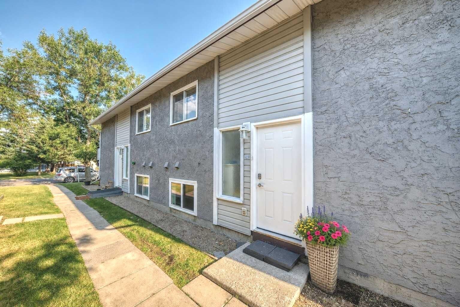 Property Photo:  109 Stanley Avenue C  AB T1S 1H8 