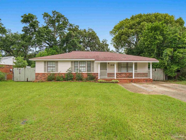 Property Photo: 218 Betty Rd FL 32507