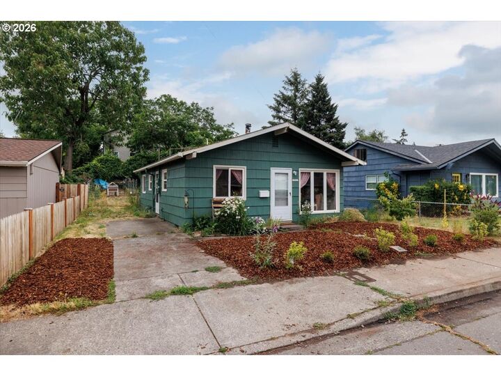 Property Photo:  10021 SE Harold St  OR 97266 
