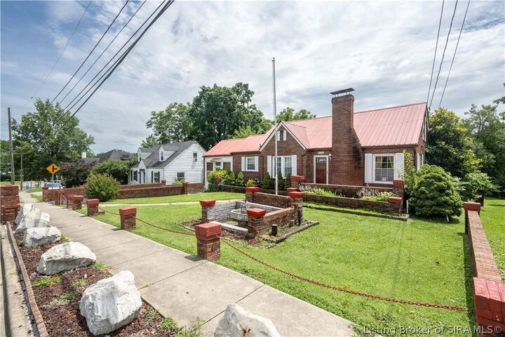 Property Photo:  632 E Daisy Lane  IN 47150 