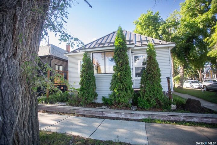 Property Photo:  1102 19th Street W  SK S7M 1C4 