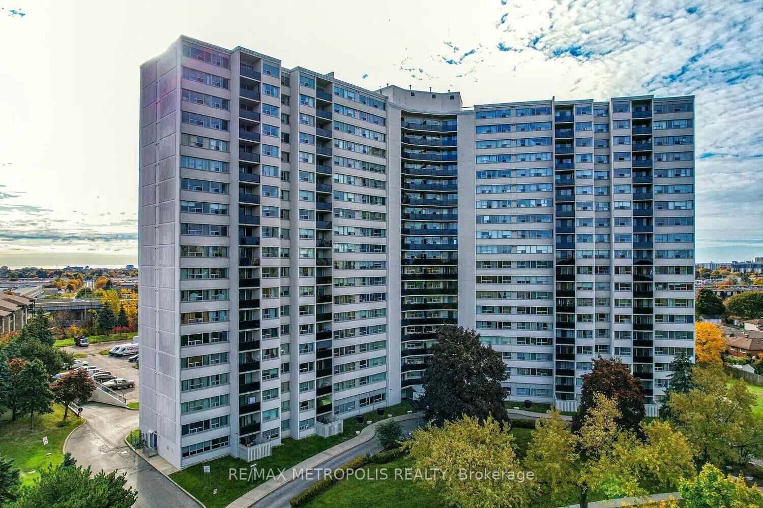 Property Photo: 530 Lolita Gardens 1903 ON L5A 3T2