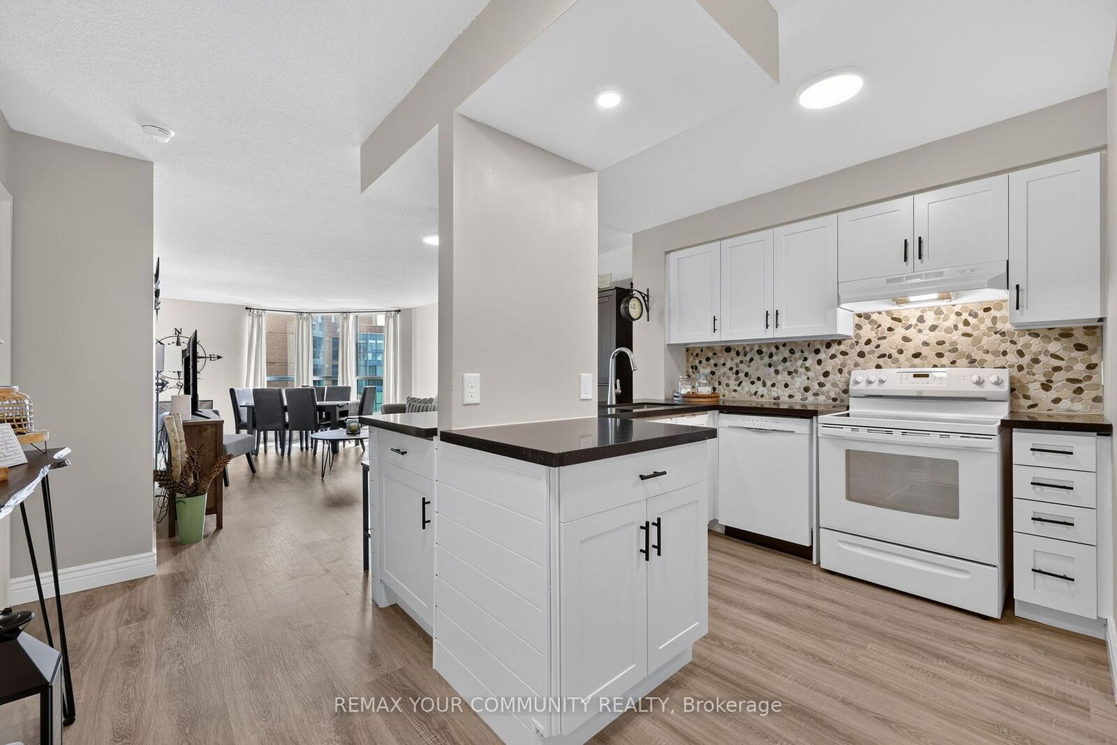 Property Photo: 140 Dunlop Street E 1409 ON L4M 6H1