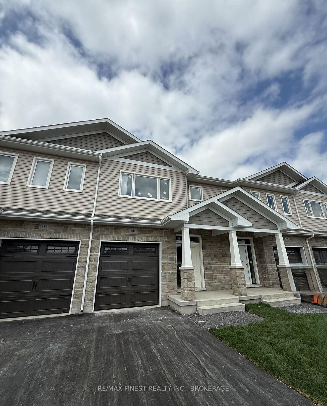 Property Photo: 192 Heritage Park Drive ON K7R 3X8