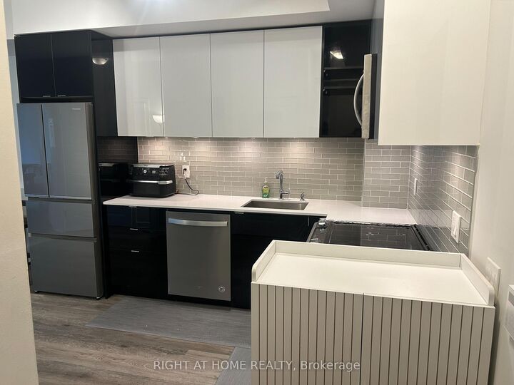 Property Photo:  100 Eagle Rock Way 211  ON L6A 5B9 