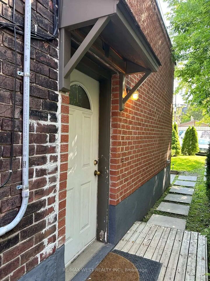 Property Photo:  563 Ossington Avenue Main  ON M6G 3T4 