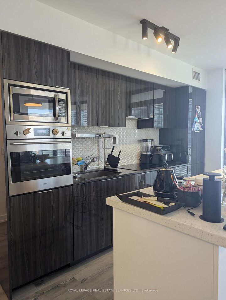 Property Photo:  11 Wellesley Street W 3208  ON M4Y 0G4 