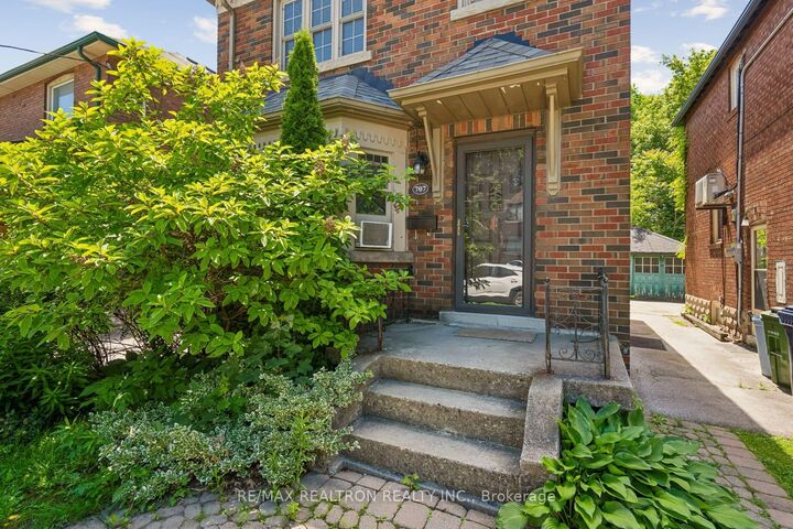 Property Photo: 707 Hillsdale Avenue E ON M4S 1V4