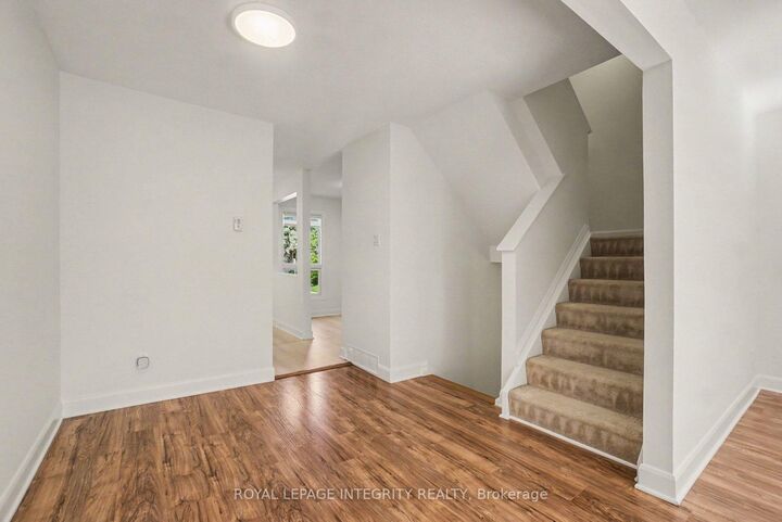 Property Photo: 1507 Ballard Court 2 ON K1B 4Z1