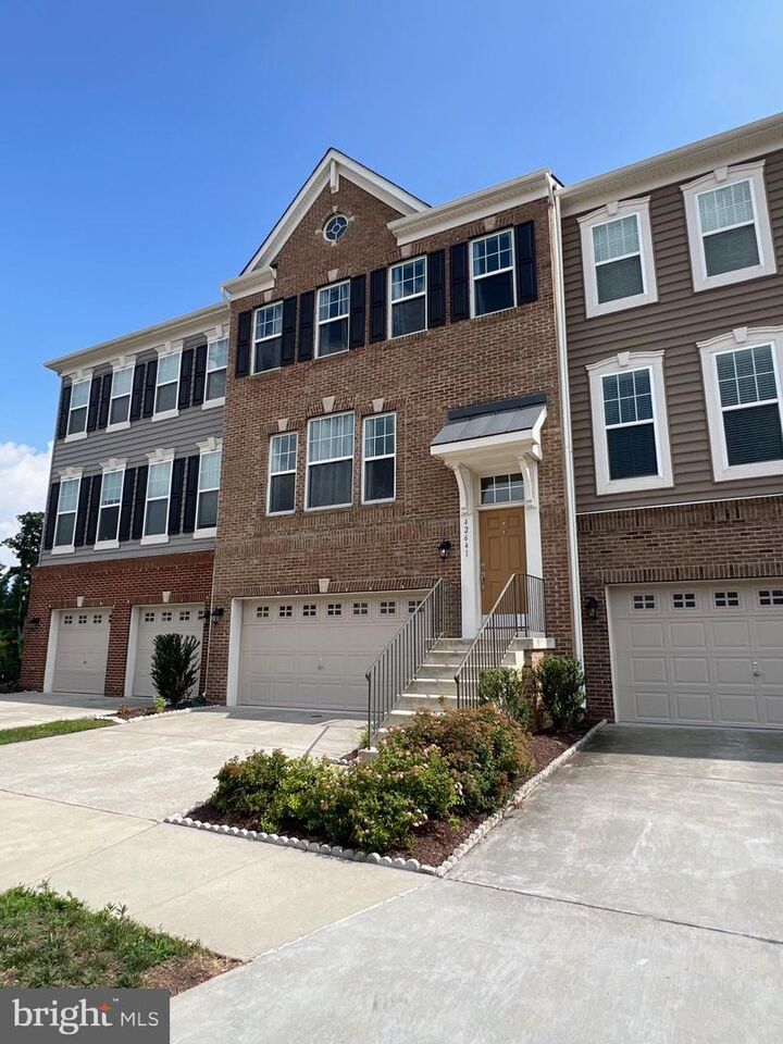 Property Photo:  42641 Oak Park Sq  VA 20148 
