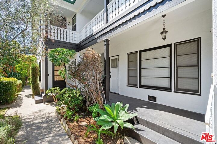 Property Photo:  4526 St Elmo Dr  CA 90019 