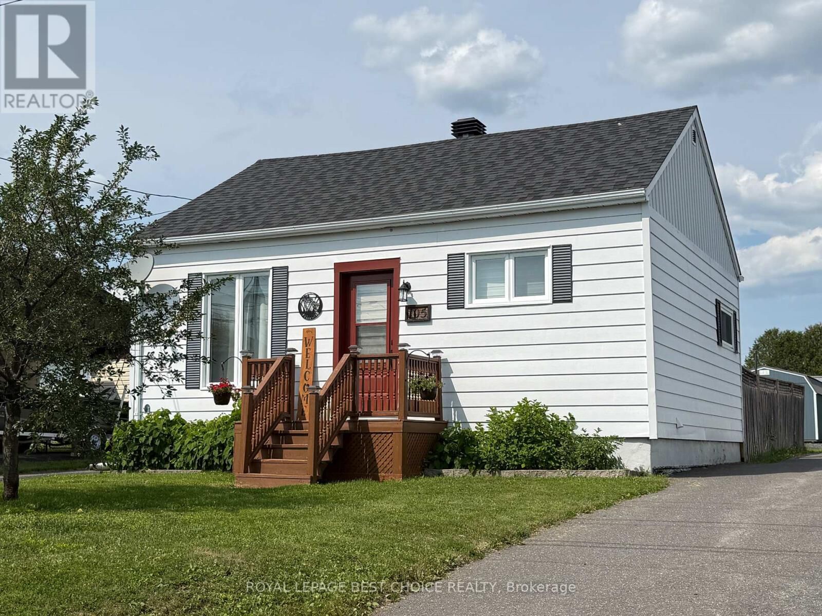 Property Photo:  105 Pine Street West  ON P0J 1P0 