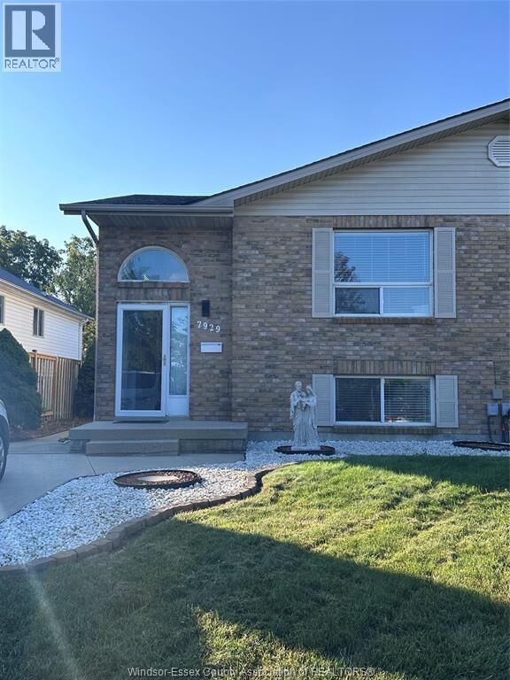 Property Photo:  7929 Hawthorne Drive  ON N8R 2J9 