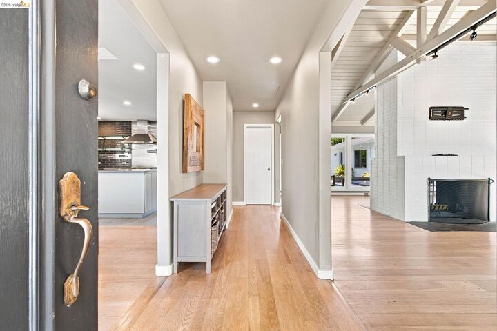 Property Photo: 26 Dudley Ct CA 94611